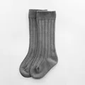 Gris oscuro