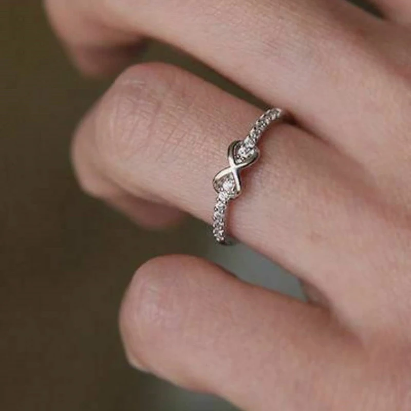 Huitan Zarte dünne Ringe für Frauen mit schillerndem Zirkonia, schlicht, stilvoll, Alltagskleidung, vielseitiger weiblicher Ring, trendiger Schmuck