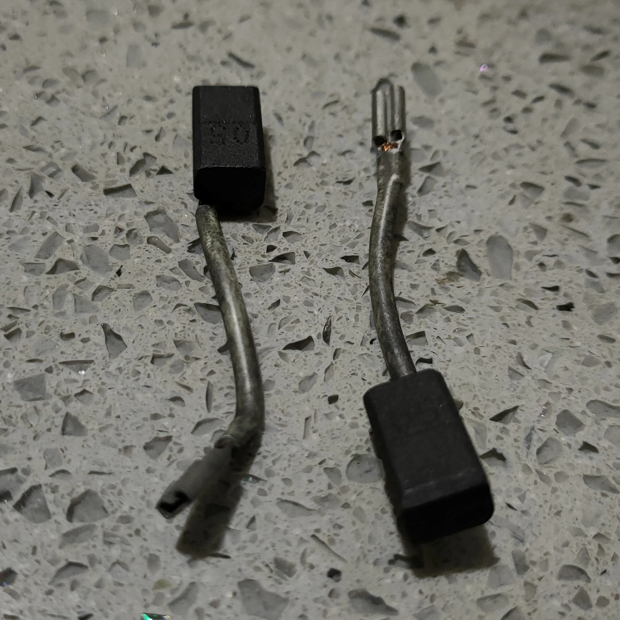 Sikat Karbon G13SS2 Cocok untuk Hitachi G13SS2 G13SE4 G10SR4 G10SS2 Sikat Gerinda Sudut dan Aksesori 7.4Mm * 6.5Mm * 14Mm