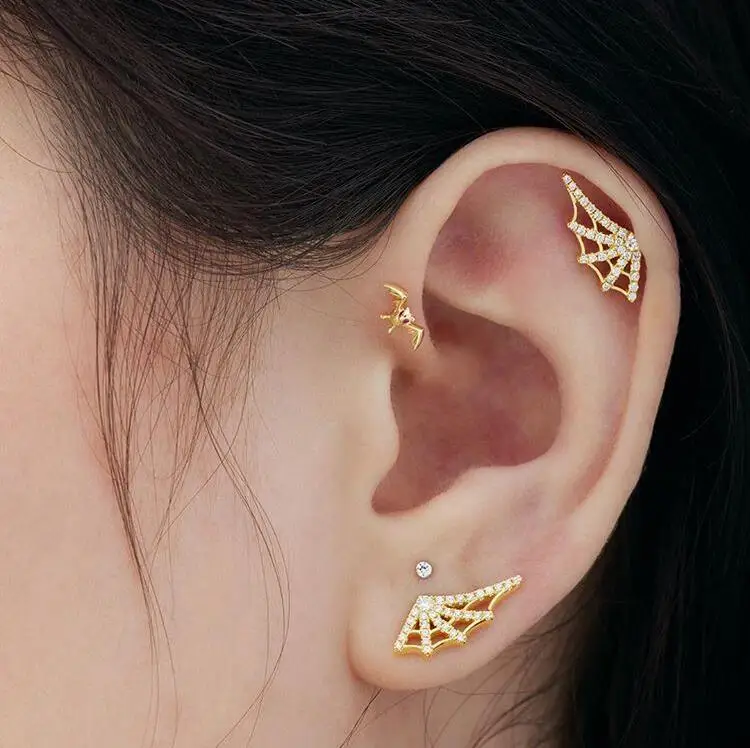 

Женские серьги-гвоздики из серебра с микро-инкрустацией