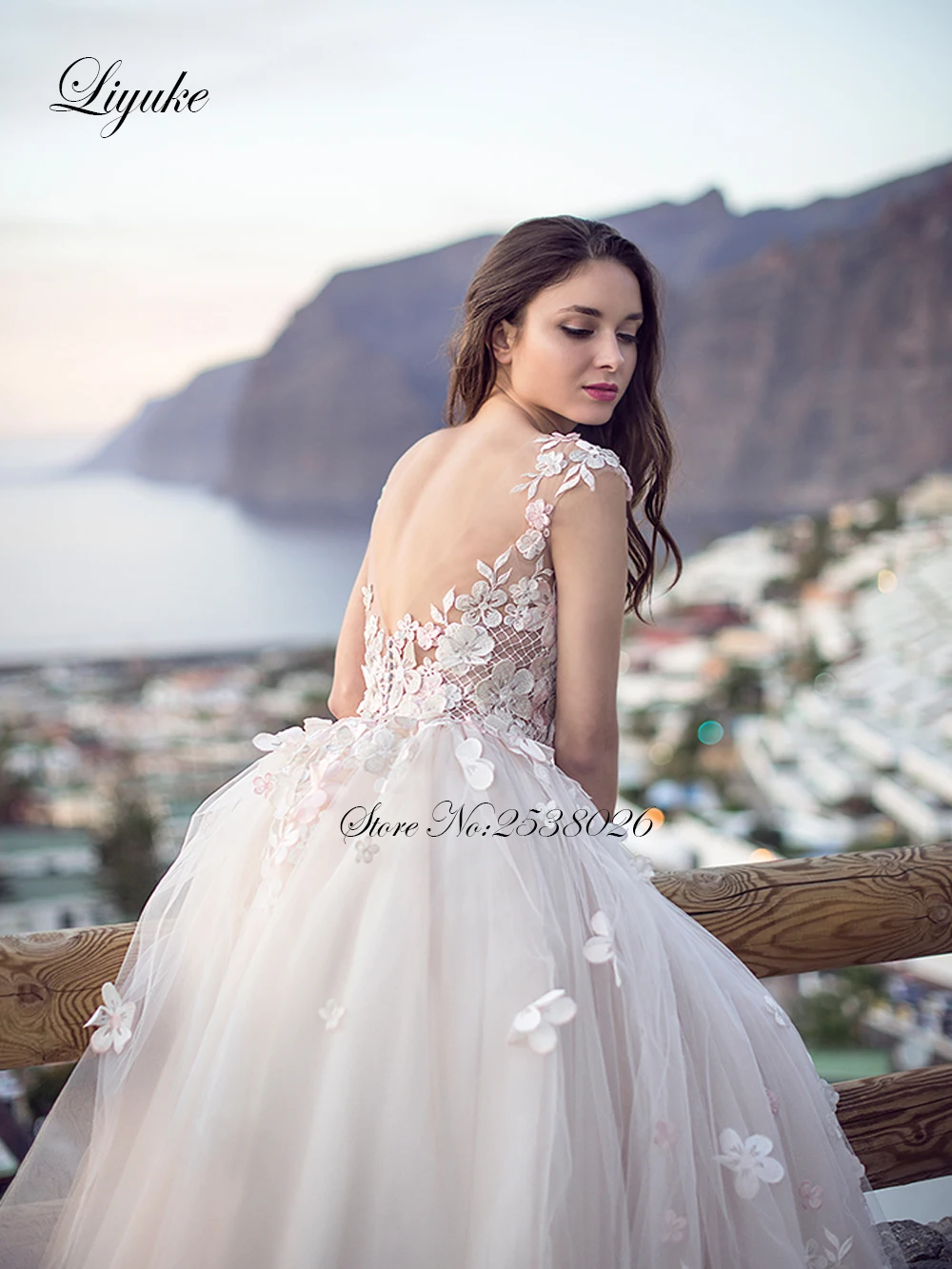 Liyuke Precioso vestido de novia de línea A con espalda en V Elegante vestido de novia de lujo de tul de malla