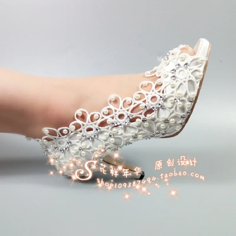 

Новые стильные атласные свадебные туфли с открытым носком и цветочным кружевом, свадебные туфли на шпильке, банкетное платье, женские сандалии больших размеров для лета