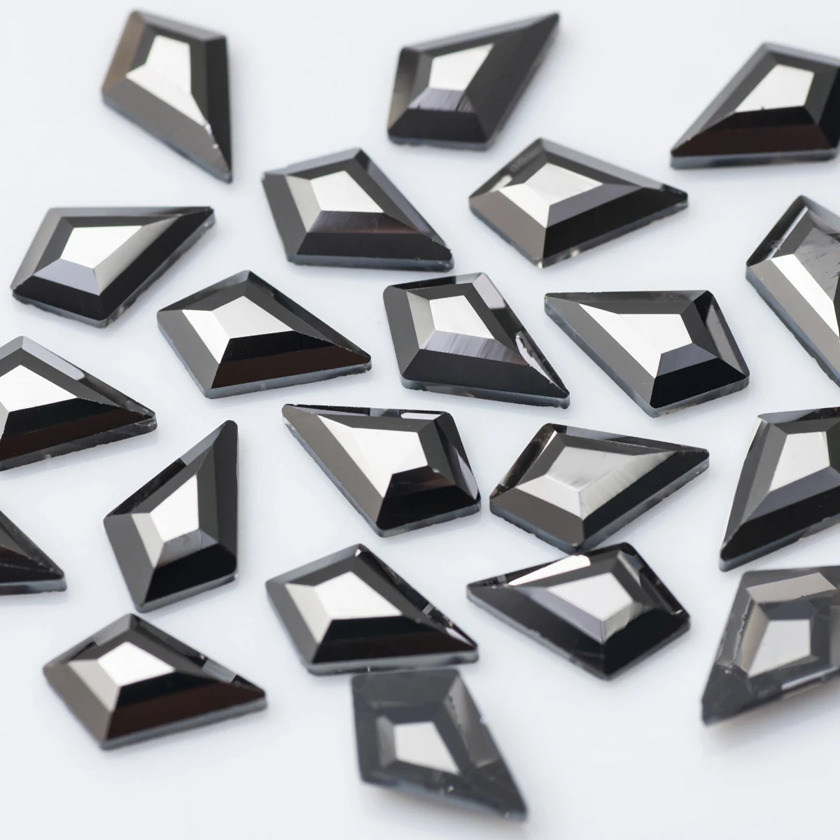 Kristallglas Kleine Pfeil-Strasssteine für Nagelkunst 100 Stück 4x6mm 5x8mm Flache Bunte Steine für 3D-Bekleidung und Handwerk – Detail 3