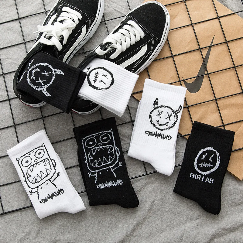 Prosta Anime Demon twarz mężczyźni i kobiety skarpetki japońska bawełna Harajuku czarno-białe Graffiti moda długie śmieszne skarpetki Hip-hop