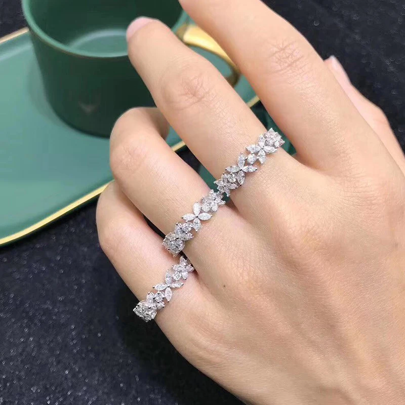 Huitan ästhetische Frauen Ringe Blumen form Design mit glänzenden Zirkonia Mode accessoires für Party Schmuck exquisiten Ring