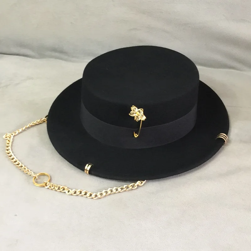 Black cap female British wool hat fashion party flat top hat chain strap and pin fedoras for woman for a street-style shooting