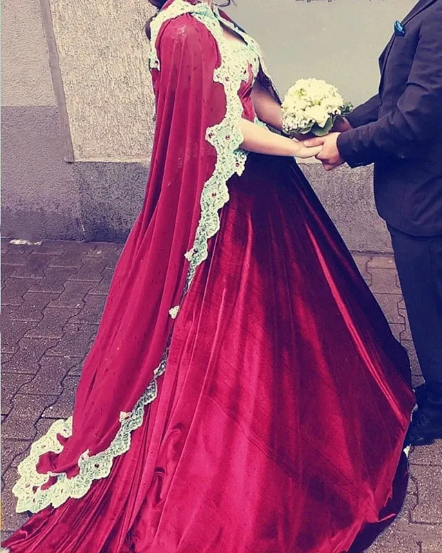 Dubai Muslim Red Wedding Dresses With Cloak Vintage Lace Beaded Country Wedding Gowns Caftan Morrocan Bride Dress robe de plage