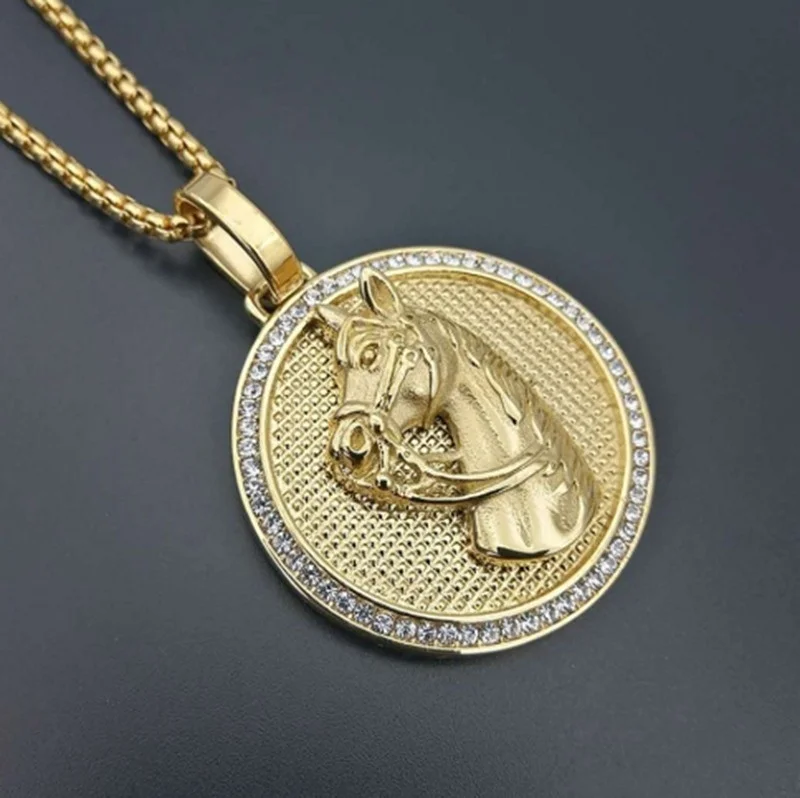 Exquisite Fashion Jockey Club Horse Medal Pendant Necklace Men\'s Gold Plated Metal Round Coin Ice Out Glittering Hip Hop Jewelry