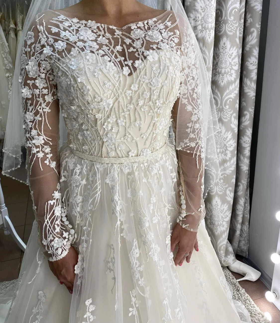 Wedding Dress O-Neck Illusion Tulle Full Sleeve Lace Appliques Sashes Button Floor Length Sweep Train Gorgeous Bridal Gown New