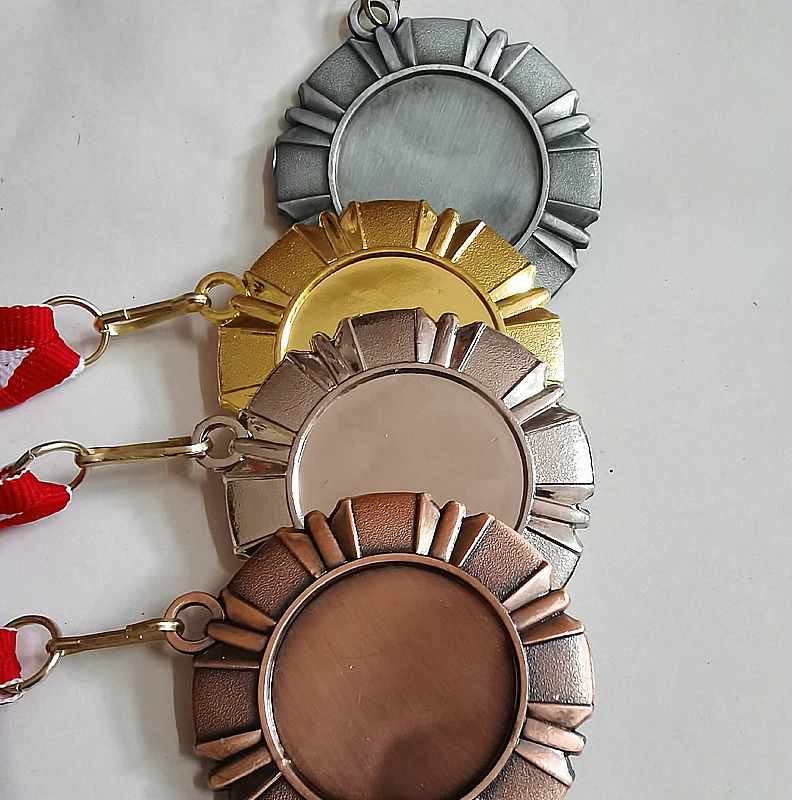 

Пустые медали золотого цвета и медали серебряного цвета и бронзовая цветная медаль с принтом для свободного просмотра 5,5 см