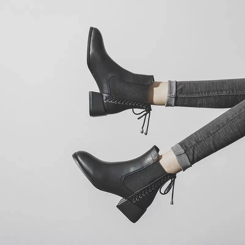 Skórzane buty za kostkę Kobiety Średni obcas Chelsea Boots Jesień 2021. Nowa moda Okrągłe palce Wsuwane na wysokim obcasie Elastyczne krótkie buty