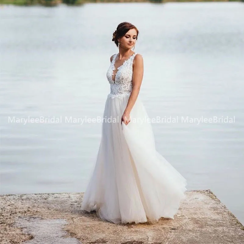 Maßgeschneidertes Strandhochzeitskleid in A-Linie mit abnehmbarer Schleppe, V-Ausschnitt, Applikation, Sommer-Boho-Brautkleid, Brautkleider aus Tüll mit tiefem Rückenausschnitt