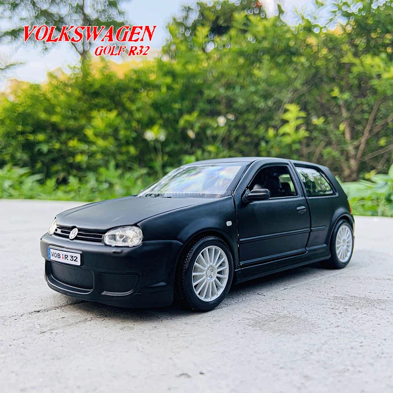 Maisto 1:25 Volkswagen Golf R32 simulation Die casting alloy car model crafts decoration collection toy tools gift