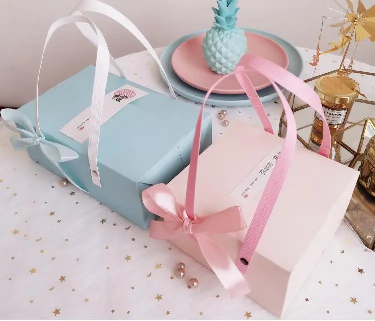 

100pcs Pink Blue Paper Gift Box with Handle Mooncake Biscuit Candy Box Party Wedding Favors Giveaway Gift Boxes SN3803