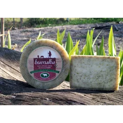 Formaggio artigianale dalle pecore al rosmarino all'interno. Pecora alle erbe (1KG)