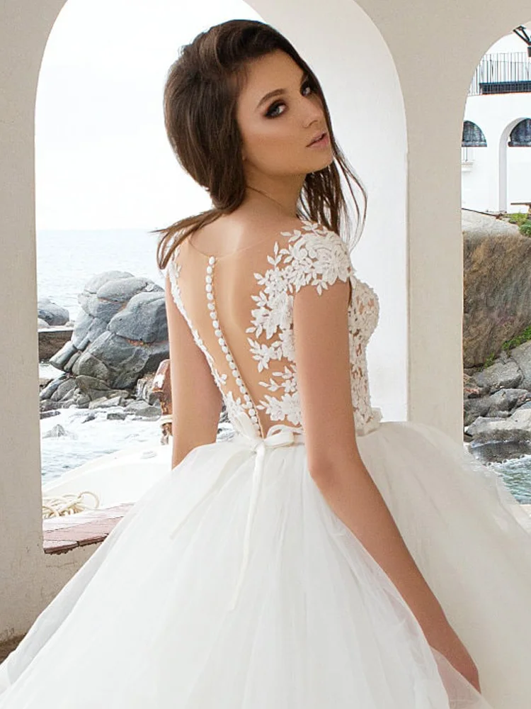 Luxe Kant Applicaties Tulle Tiered Hof Train Bridal Baljurk Elegant Illusion O-hals Cap Sleeve Trouwjurk Robe De Mariee