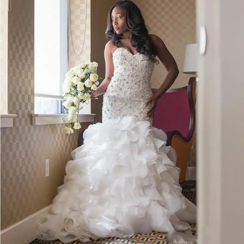 Perline personalizzate Gonne lunghe a strati gonfie africane Abiti da sposa a sirena Scollo a cuore Abito da sposa in organza bianca taglie forti