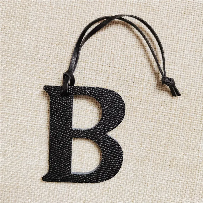 Colgante de cuero con letras en inglés para bolso, Charm B Character