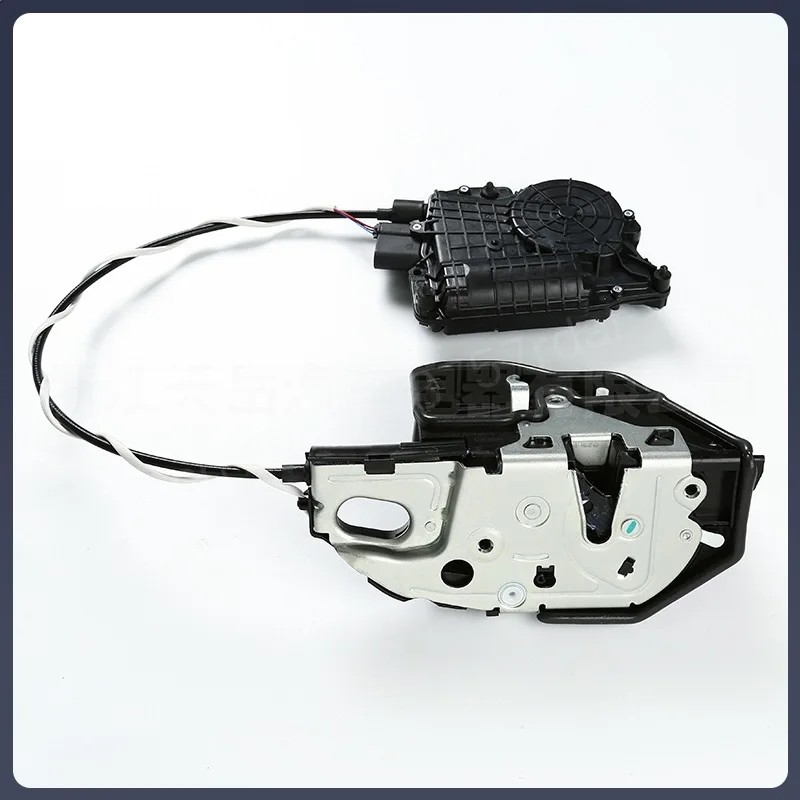 It is suitable for 51217148476 auto BM parts auto right front door lock straight trial parts