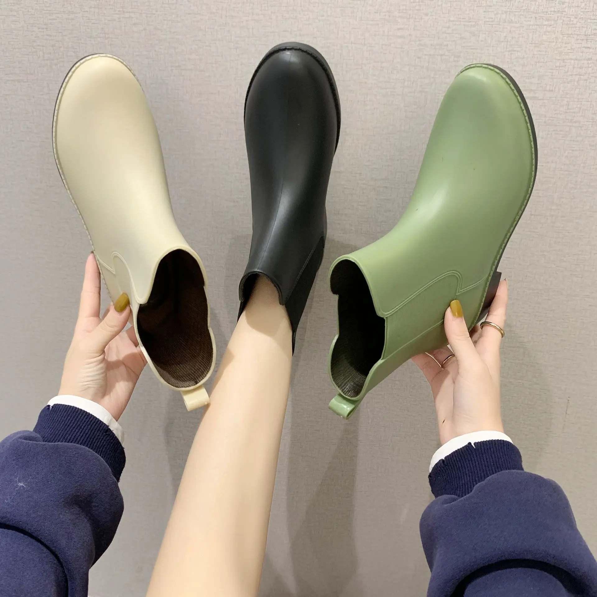 Sepatu Bot Hujan Wanita Mode Anti-selip Tahan Air Wanita Bulu Mewah Flat Platform Musim Dingin Hangat Wanita Sepatu Chelsea Slip On2021