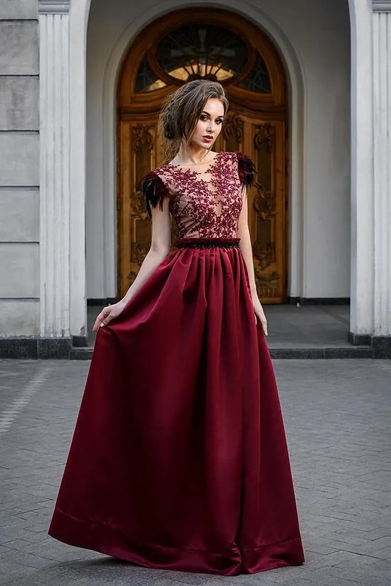 Anggur Merah Elegan Prom Gaun O-Leher Satin Lace Ilusi Top A-line Panjang Lantai Bulu Gaun Malam Seksi Backless Платье 2021