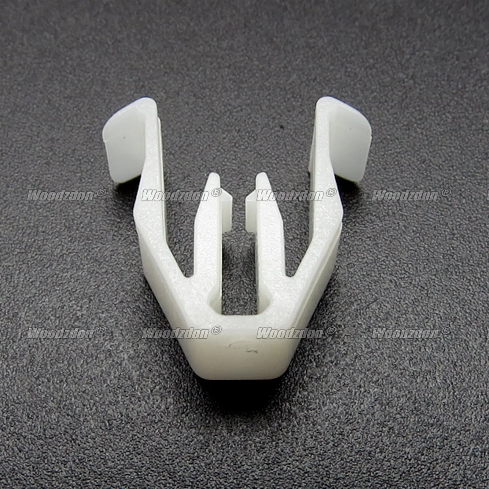 50/100/500pcs For Chevrolet Equinox 2005-2009 For GM 5482087 Front Grille Moulding Trim Clip Retainer