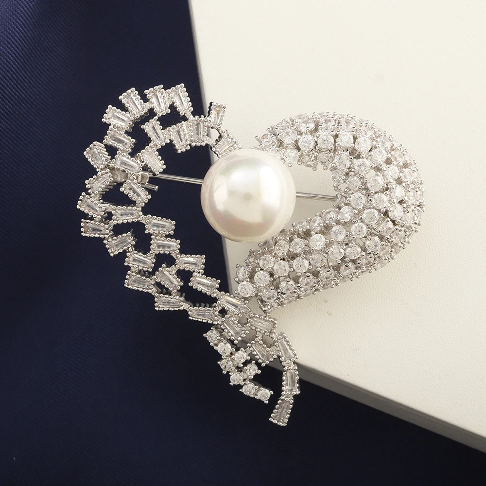 Love Luxury Exquisite Pearl Brooch Winter Dress White High Quality Jewelry for Women Girl Brooch Accessories Brooch Designer