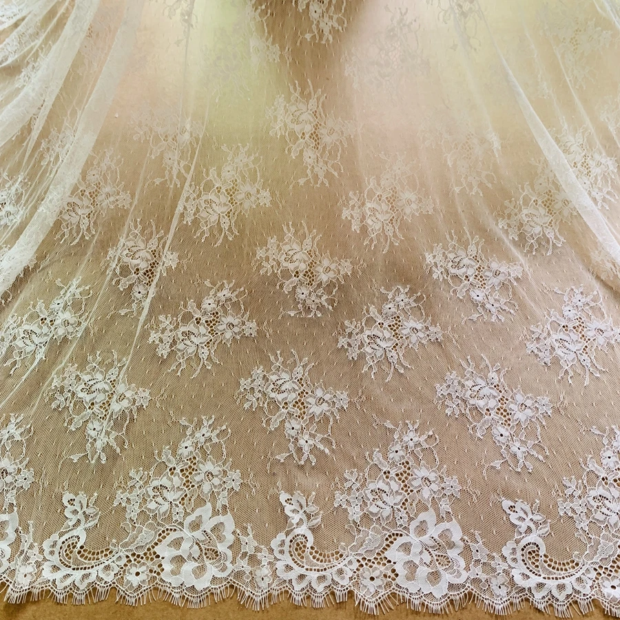 

Ширина (высота) 1,5 м, горошек, цветочные ресницы, французская кружевная ткань, белое мягкое платье, кружевные панели высокого качества, длина 3 метра