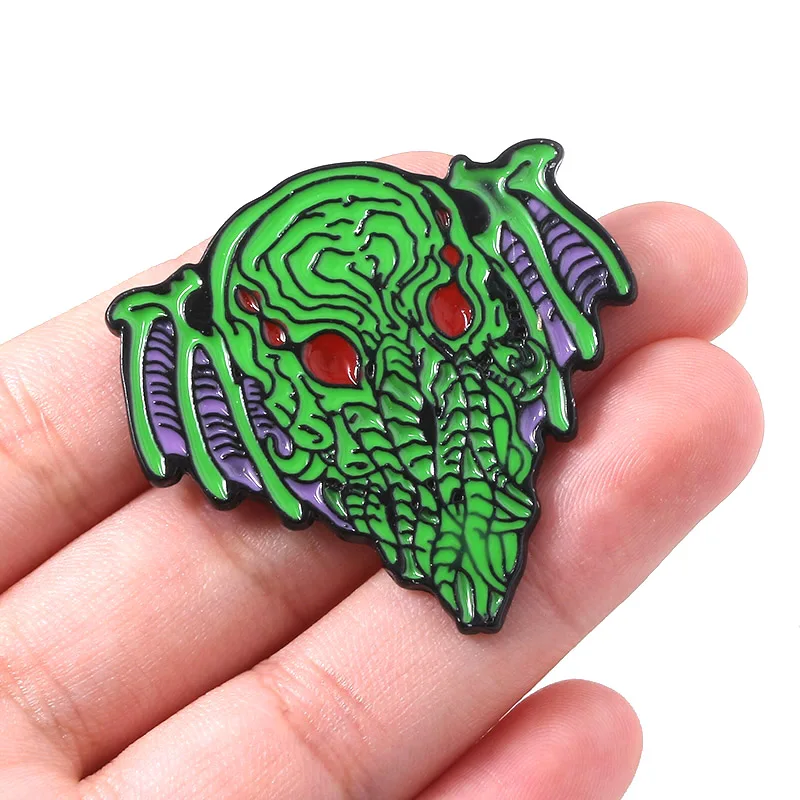 Cthulhu Mythos broches Horror Story The call of cthulhu Daimon Mask Badge Pins para mujeres y hombres, solapa, Camisa vaquera, bolsos, sombrero, regalos