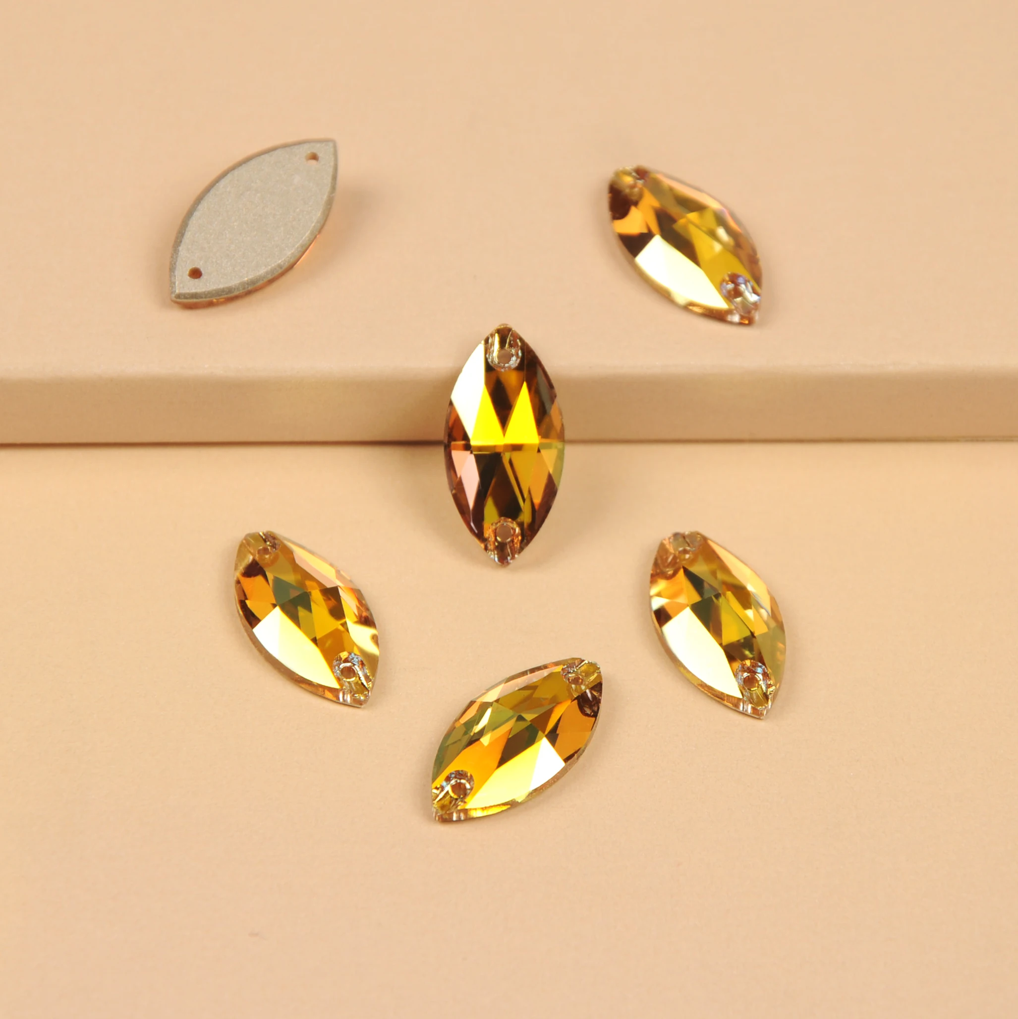 Glitzernde Kristallglas-Strasssteine in Sonnengold zum Aufnähen, Abstandssteine, Knöpfe für DIY-Kleidung und Schmuck – Detail 2