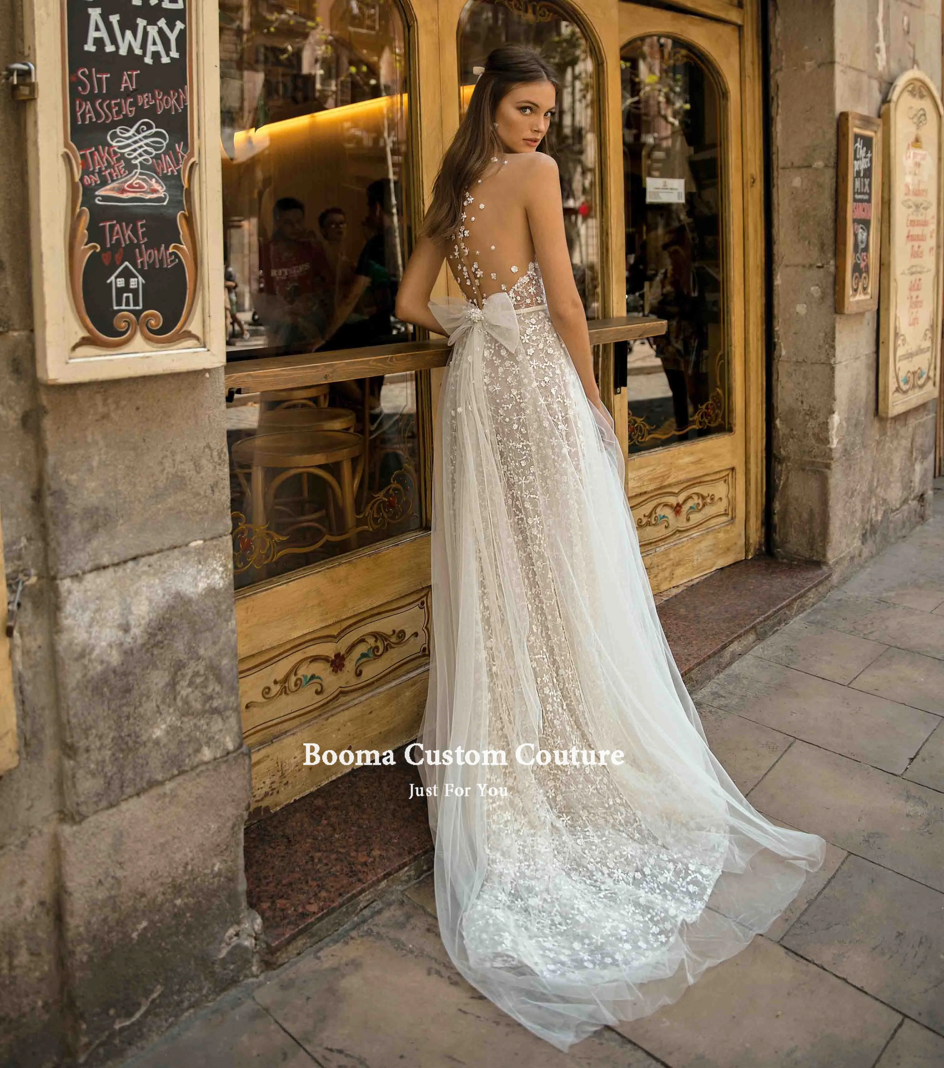 Booma Delicate Lace Praia Vestidos De Casamento Mergulhando Decote Ilusão Boho Vestidos De Noiva Arco De Volta A Linha De Tulle Vestidos De Casamento