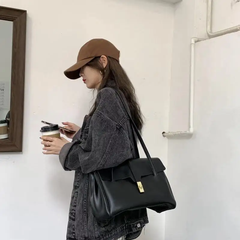 Hot sales volume of women's bags one-shoulder vintage handbags soft leather pleated bags chain small square bags