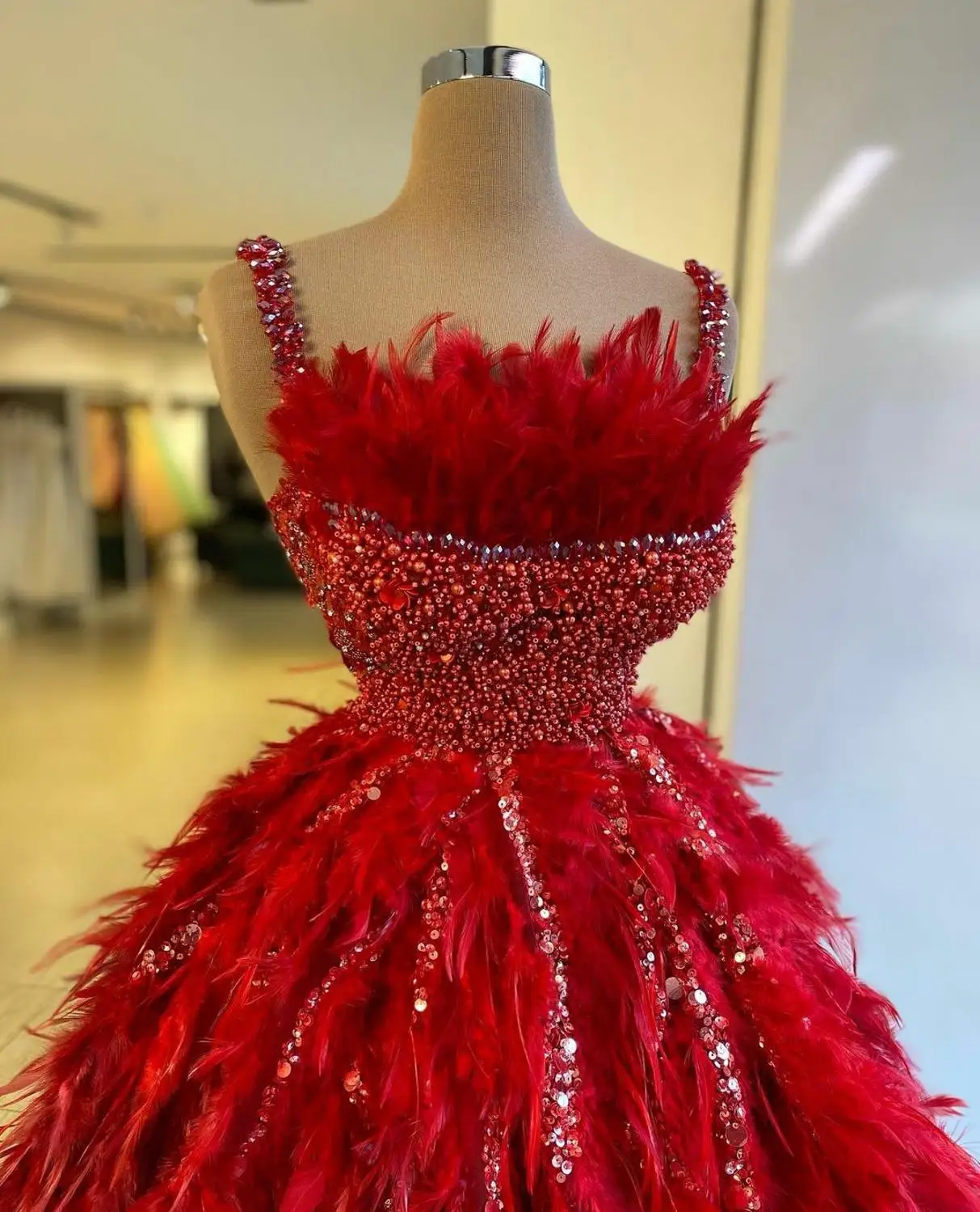 2021 Red Fashion Cocktail Dresses with Feathers Beading Sequined Spaghetti Straps Short Prom Gowns Luxurious Homecoming Dress