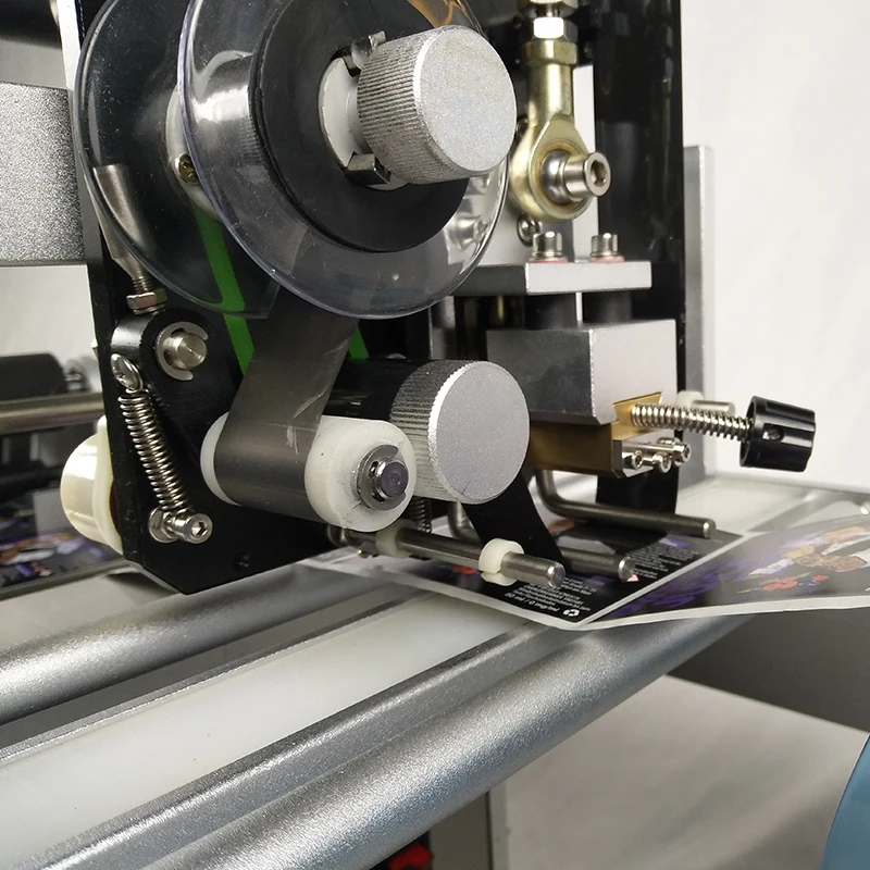 CJ50 self-adhesive labeling machine semi-automatic round bottle labeling machine small hand-held glass bottle manual labeling