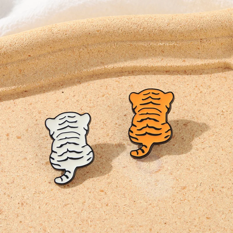 Cartoon Cute White Brown Tiger Back View Design Alloy Enamel Brooch Personality Small Animal Badge Clothing Accessories Pin