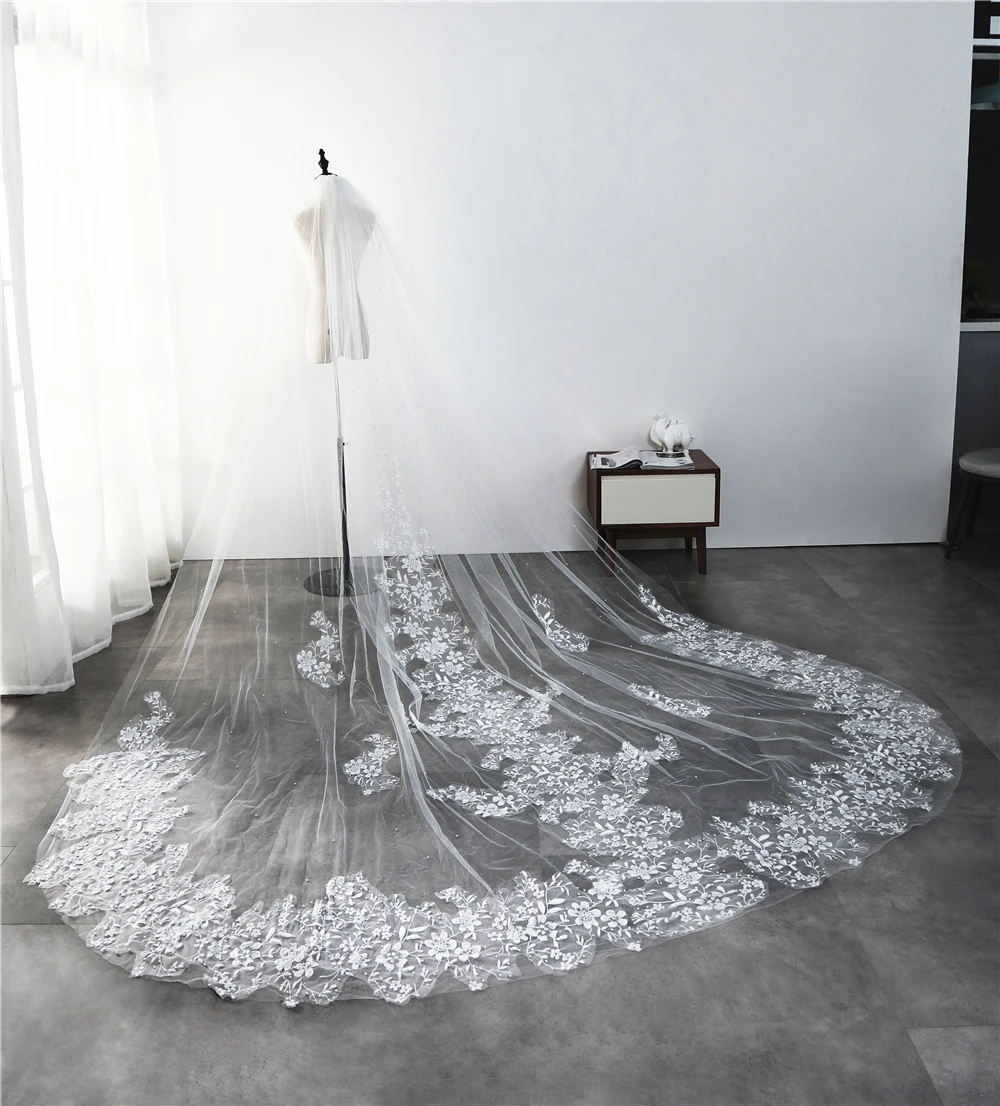 Bling Bridal Veil Long Lace Edge One Layer Elegant Appliques Luxurious Cathedral Length with Pearls Wedding Veil With Comb