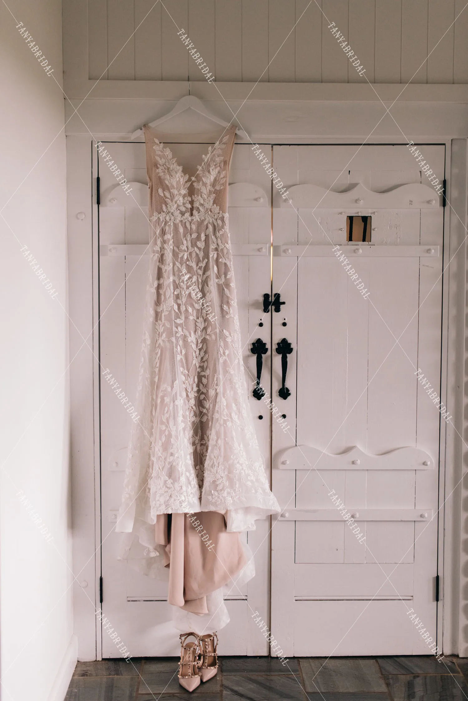 리프 레이스 웨딩 드레스 인어 v 넥 백리스 신부 가운 스윕 기차 보헤미안 로브 드 Soriee DW389