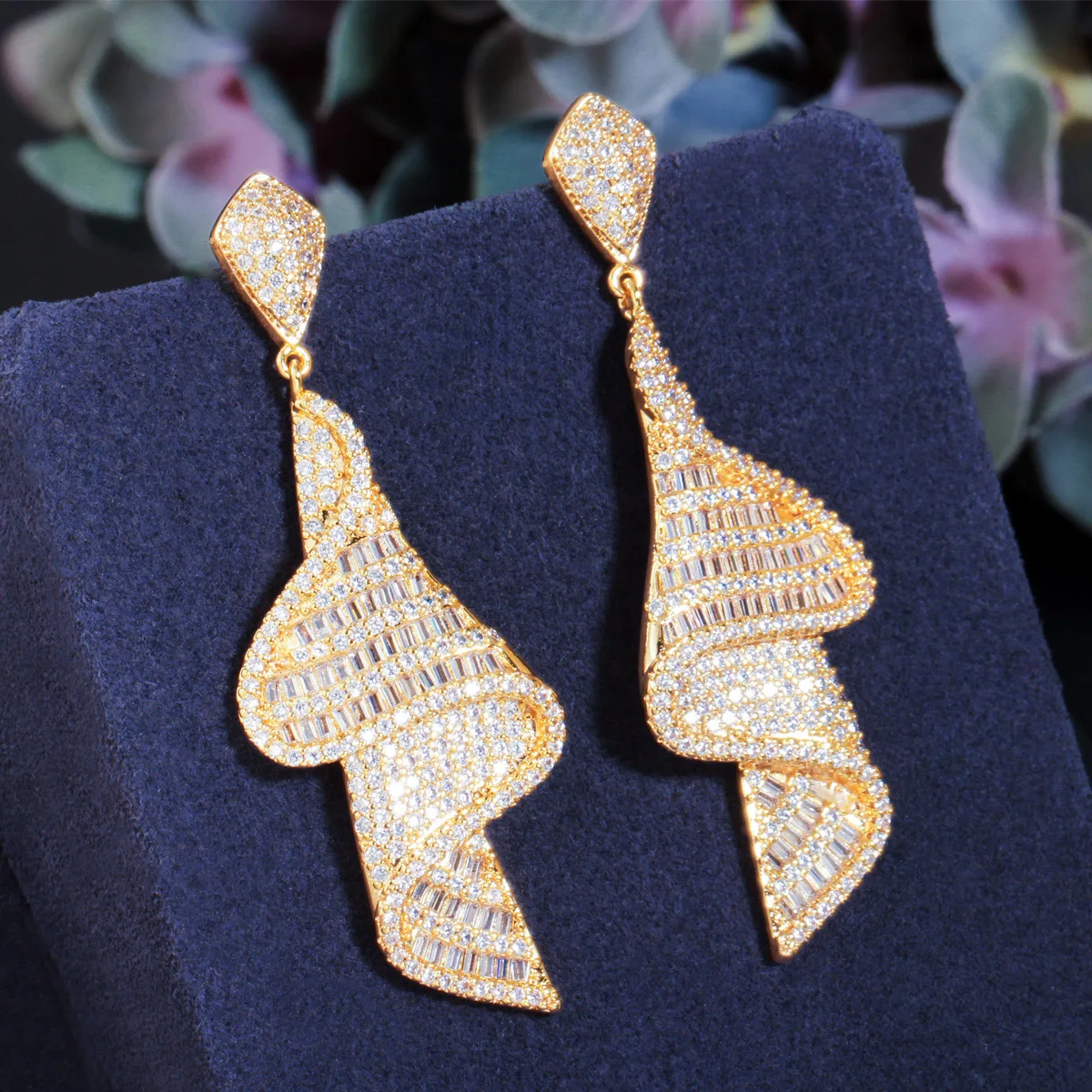 CWWZircons Geometrische Funkelnden Phantasie Weiß Zirkonia Big Lange Tropfen Ohrringe für Frauen Dubai Gold Farbe Braut Schmuck CZ803 – Detail 7