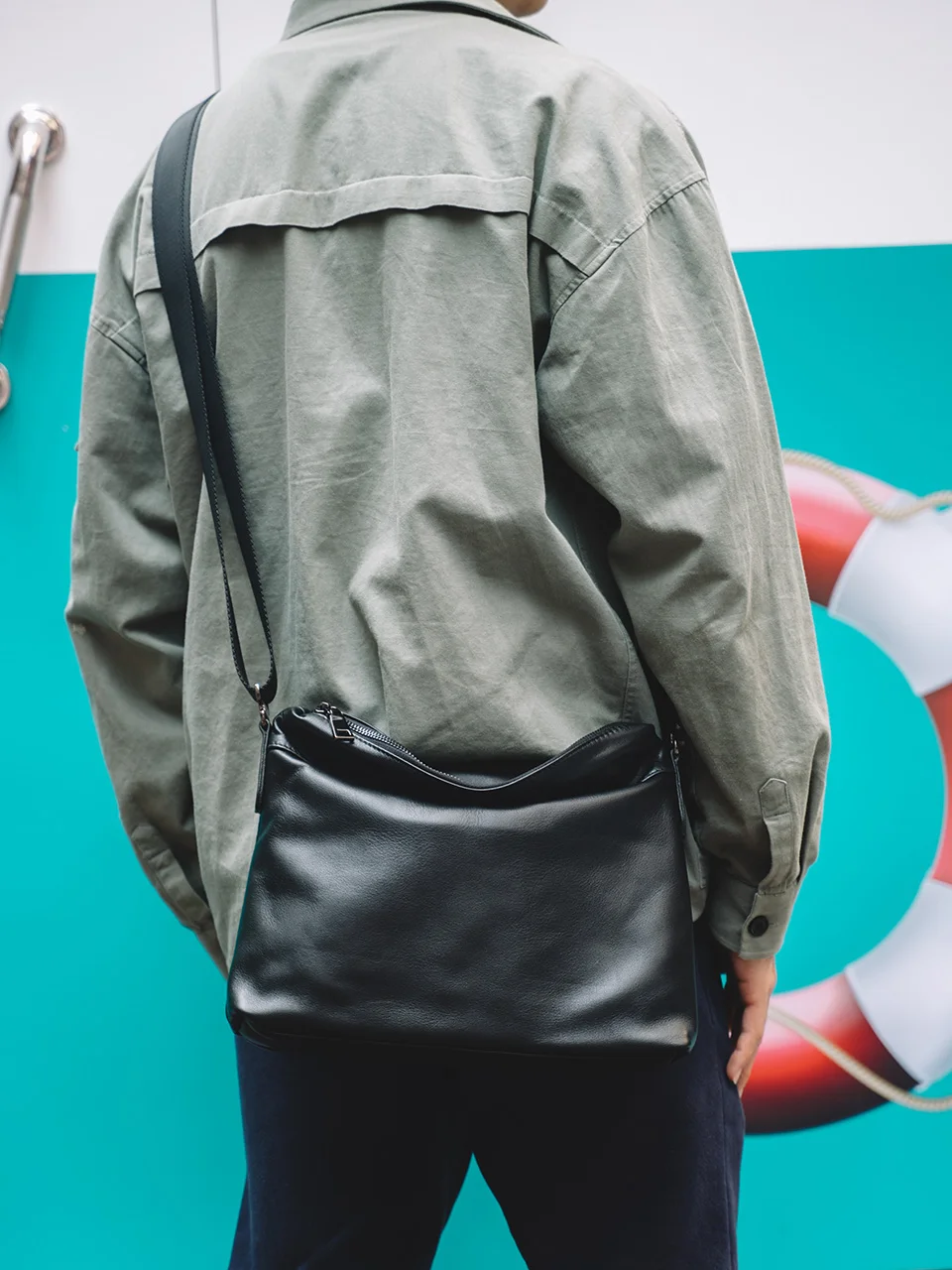 Modische Herren-Umhängetasche aus echtem Leder, lässige Crossbody-Tasche, klassische Tasche mit faltbarem Deckel und Reißverschluss, Messenger-Tasche für 10,5-Zoll-iPad, NUPUGOO. – Detail 4