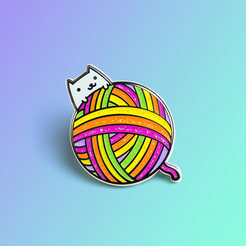 Knitting Cat Hard Enamel Pin Fashion Cartoons Rainbow Color Ball of Yarn Medal Kawaii White Kitty Brooch Gift for Cats Lovers