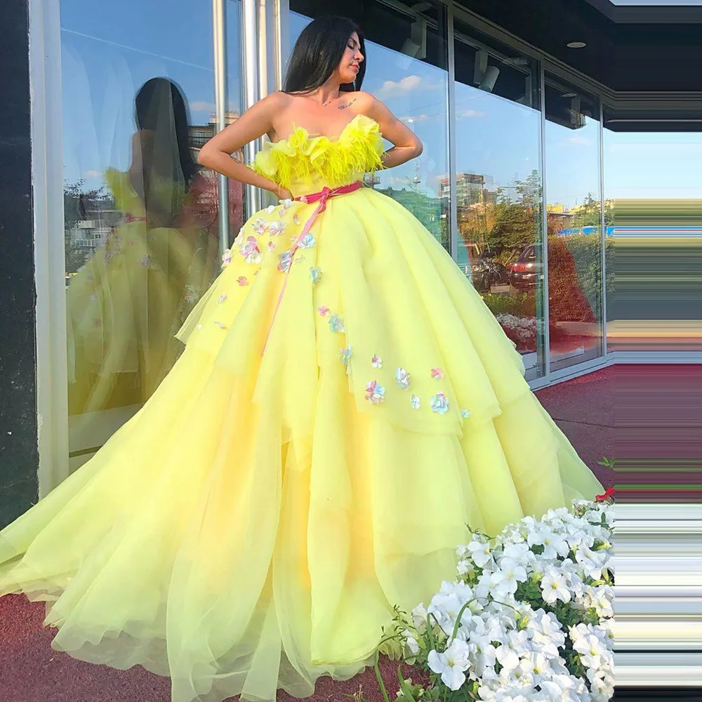 2022 جميل أصفر فساتين Quinceanera الكرة ثوب مع شرابات ثلاثية الأبعاد الزهور الصناعية بدون حمالات طبقات الدانتيل الحلو 16 حفل