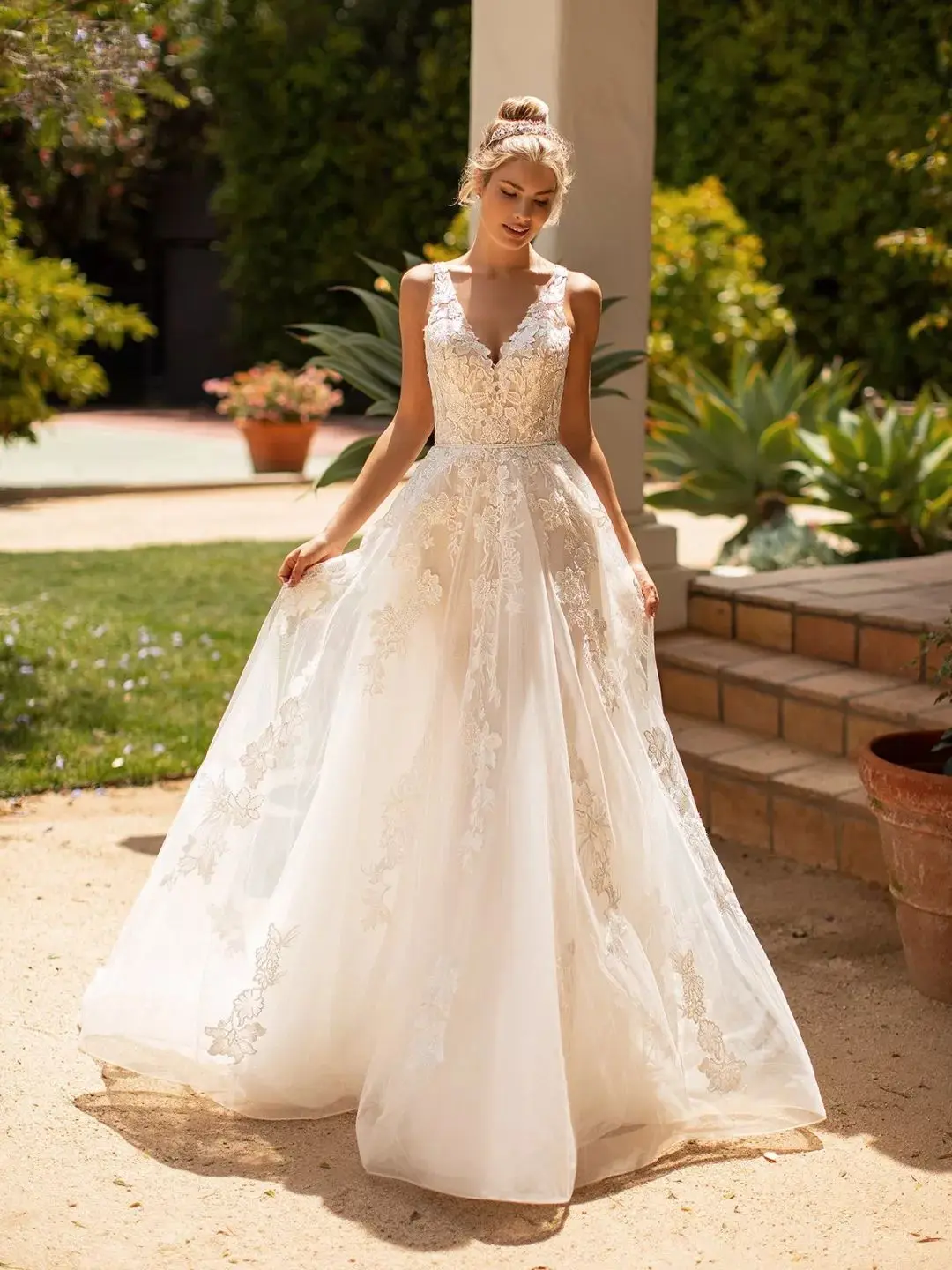 Vestido de novia de encaje con cuello en V, apliques elegantes, tirantes finos con abalorios, cola de corte, vestido de novia de