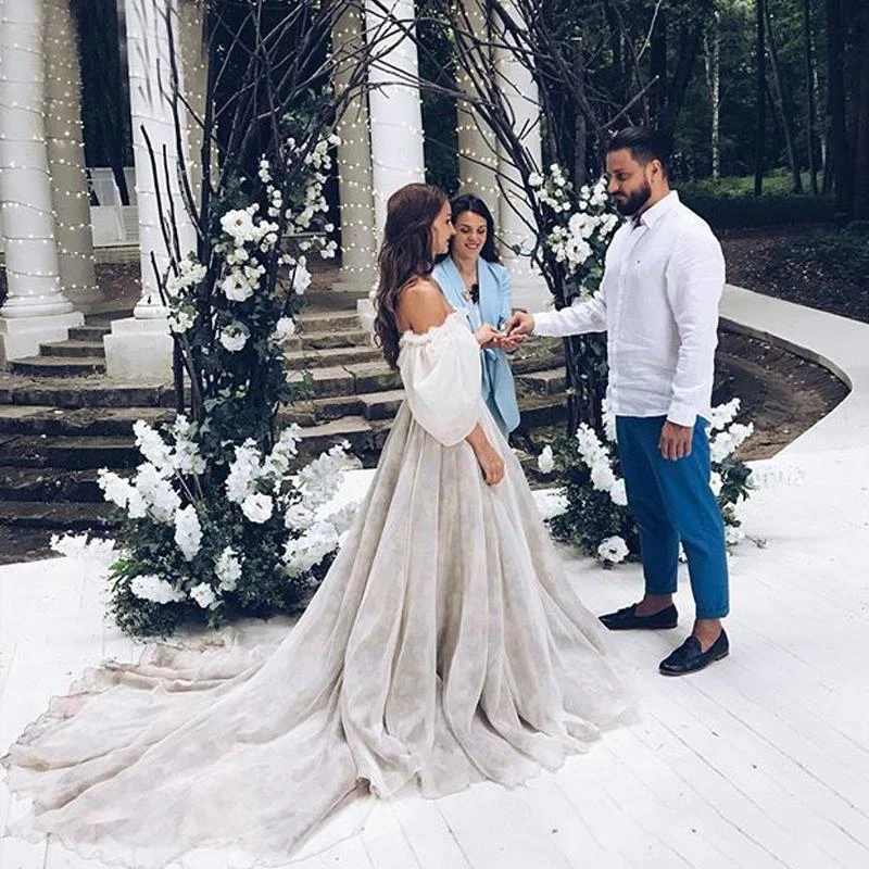 Customized Boho Off The Shoulder Princess Wedding Dress Sweetheart Appliqued Puff Sleeves Bride Dress A-Line Backless Bride Gown