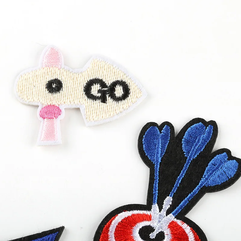 100pcs/Lot Creative Fun Anime Embroidery Patch Clothing Decoration Shirt Bag Accessory Direction Sign Feather Darts Applique