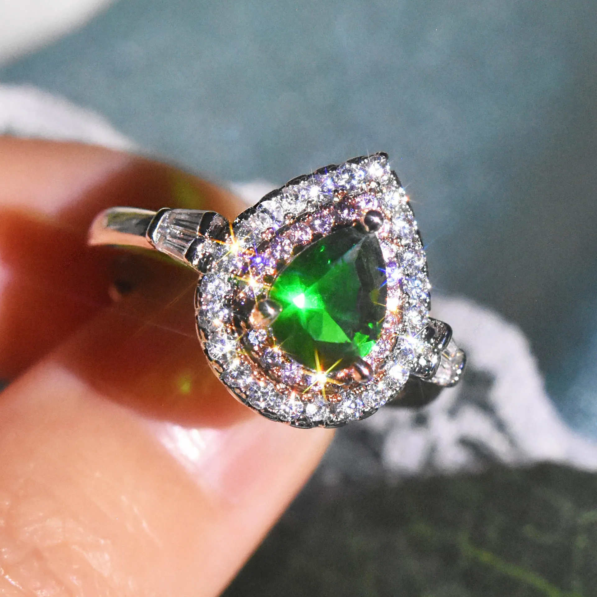 Luxury Romantic Water Drop Design Created Imitated Emerald Rings Silver Color Rings For Women Birthday Gift Fine Jewelry