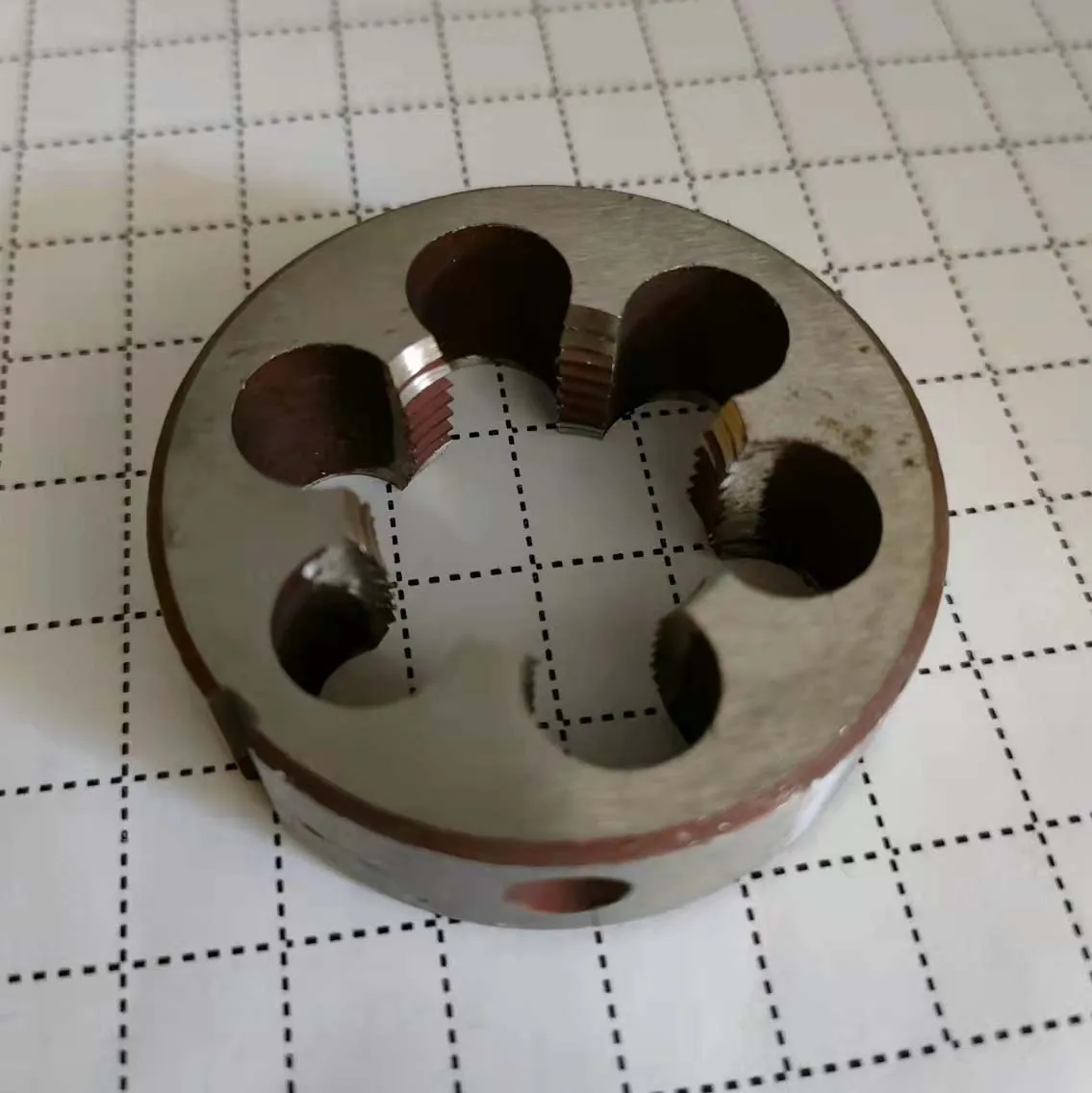 M25x1.5 القياسية آلة اليسار الحنفية ويموت مستقيم الأخدود الحنفية التعميم لوحة يموت أداة اليد مجموعة جولة التنصت يموت التنصت على الموضوع