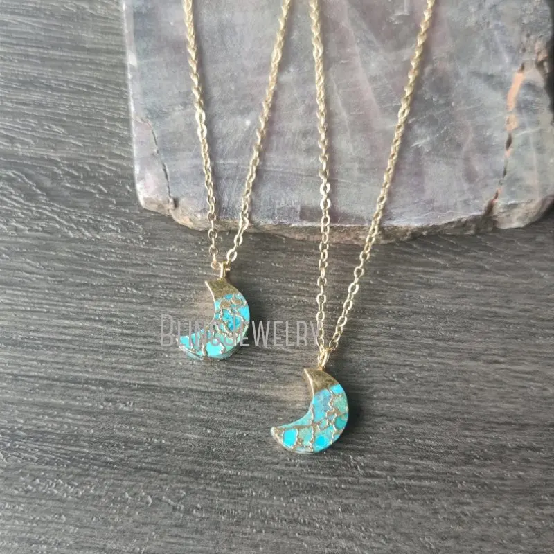 NM40667 Natural Turquoise Crescent Moon Pendant Necklace Stone    Jewelry Women 