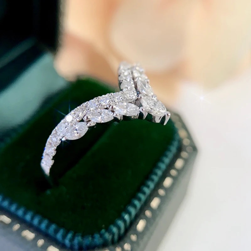 Huitan Fancy Female Ring V-shaped Design Fashion Contracted Style Dazzling Cubic Zirconia High Quality Luxury Jewelry for Women