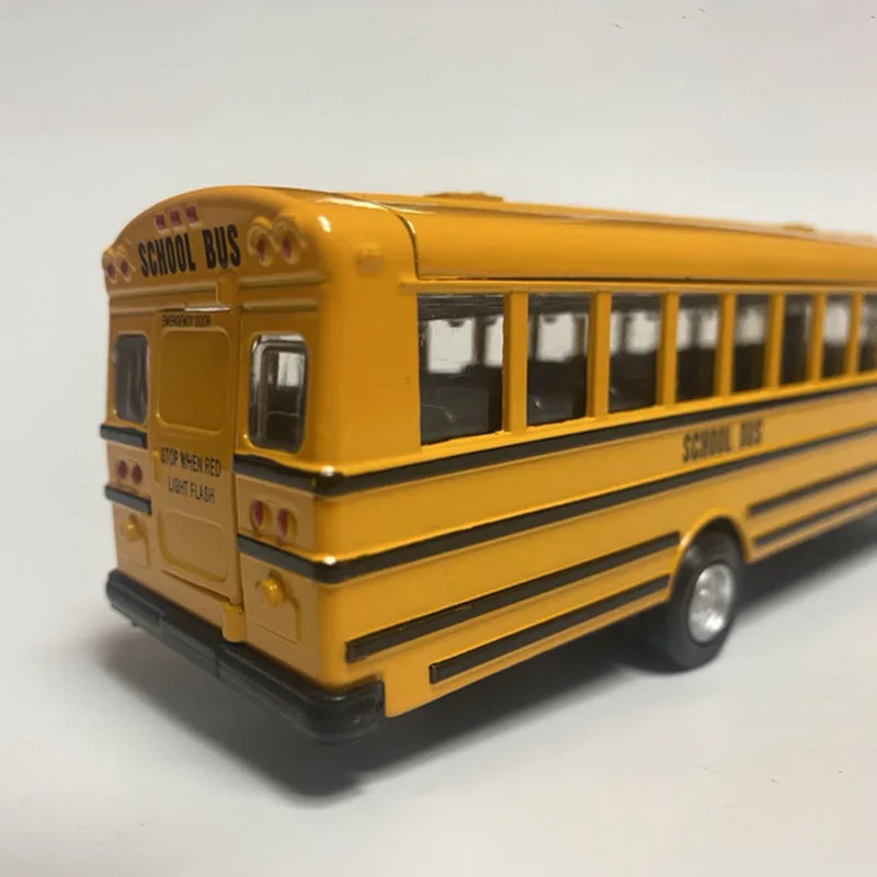 Modellini di automobili American scuolabus a testa lunga camion in lega per bambini tirare indietro suono e luce Display statico collezione per adulti