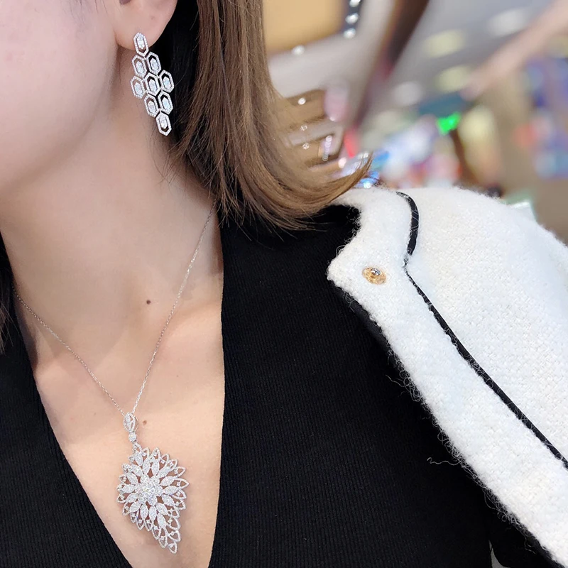 Aazuo-pendientes de oro blanco de 18K con forma de diamante para mujer, aretes de tuerca con forma de diamante Real, a la moda, para fiesta de boda, Au750